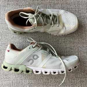 On Running Cloudflow Running Sneakers Aloe Green/White Women’s Size 8.5